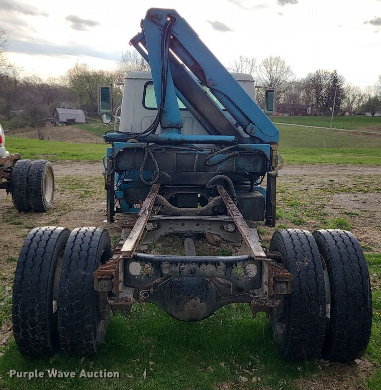 image for item MX9616 1999 International 4700  truck cab and chassis with crane