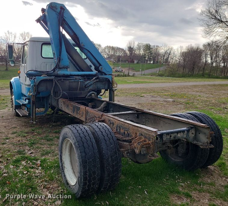 image for item MX9616 1999 International 4700  truck cab and chassis with crane