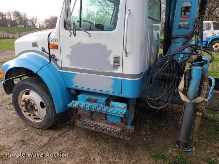 image for item MX9616 1999 International 4700  truck cab and chassis with crane