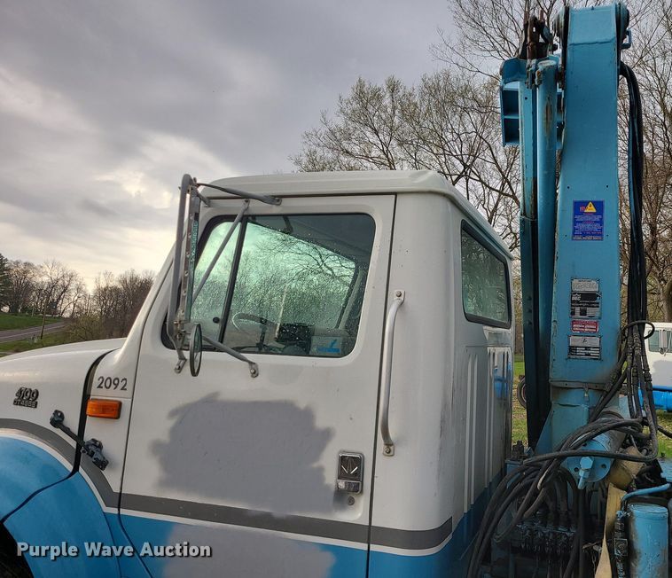 image for item MX9616 1999 International 4700  truck cab and chassis with crane