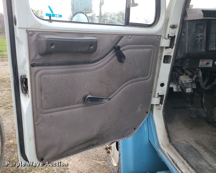 image for item MX9616 1999 International 4700  truck cab and chassis with crane