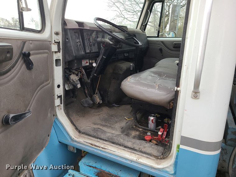 image for item MX9616 1999 International 4700  truck cab and chassis with crane