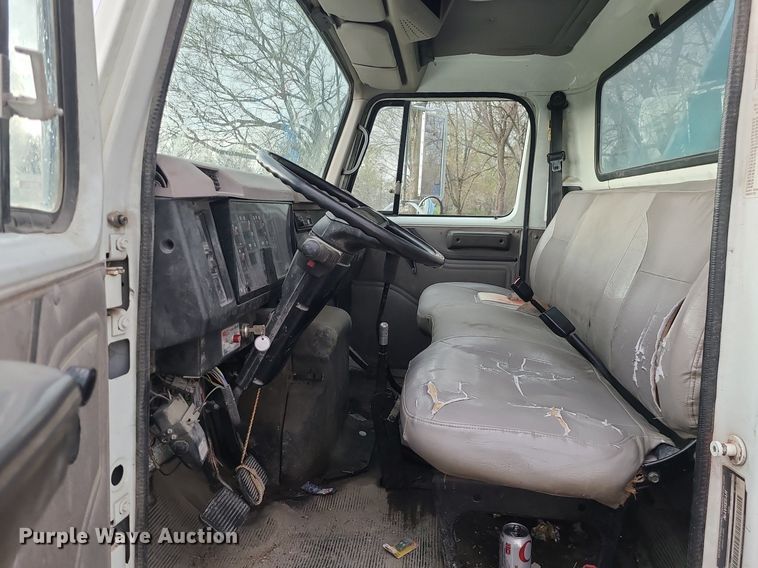 image for item MX9616 1999 International 4700  truck cab and chassis with crane