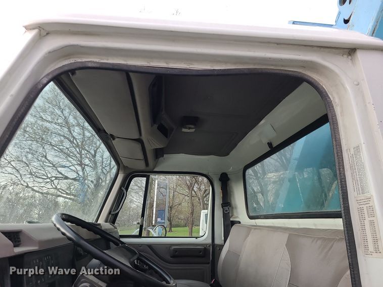 image for item MX9616 1999 International 4700  truck cab and chassis with crane