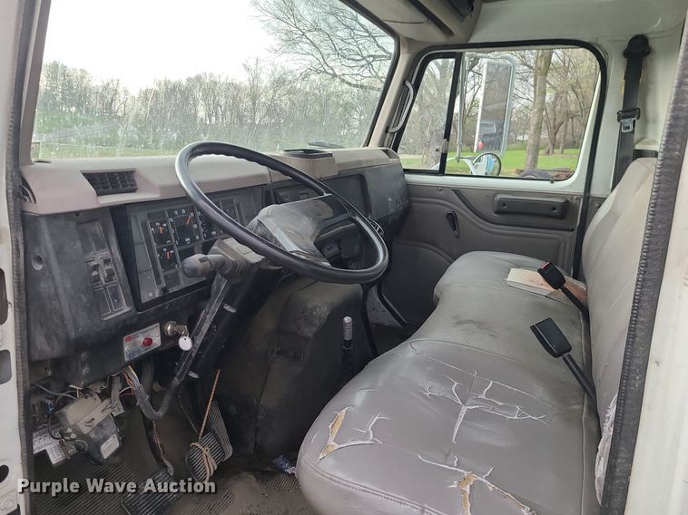 image for item MX9616 1999 International 4700  truck cab and chassis with crane