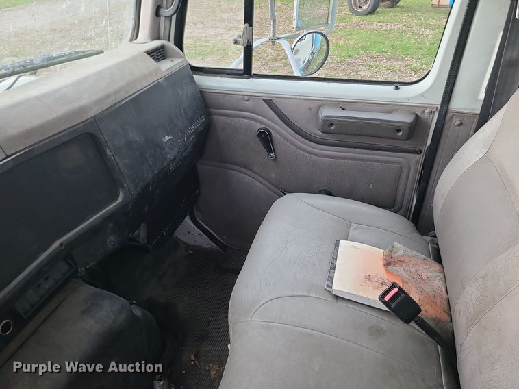 image for item MX9616 1999 International 4700  truck cab and chassis with crane