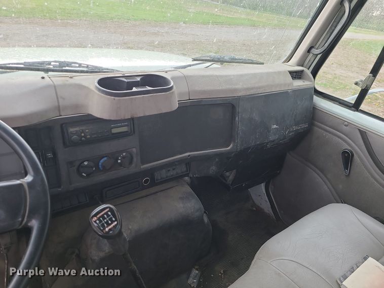 image for item MX9616 1999 International 4700  truck cab and chassis with crane