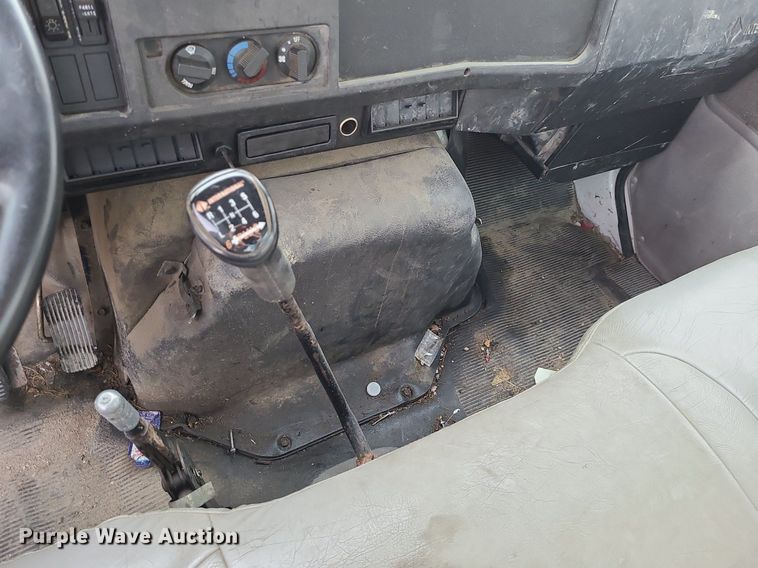 image for item MX9616 1999 International 4700  truck cab and chassis with crane