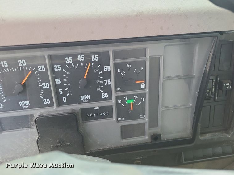 image for item MX9616 1999 International 4700  truck cab and chassis with crane