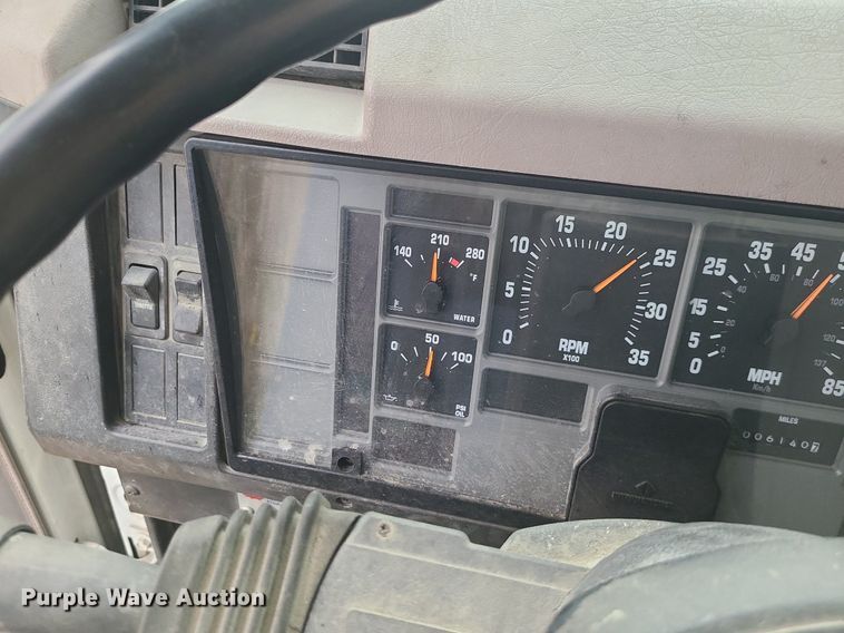 image for item MX9616 1999 International 4700  truck cab and chassis with crane