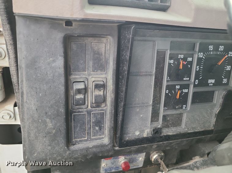 image for item MX9616 1999 International 4700  truck cab and chassis with crane