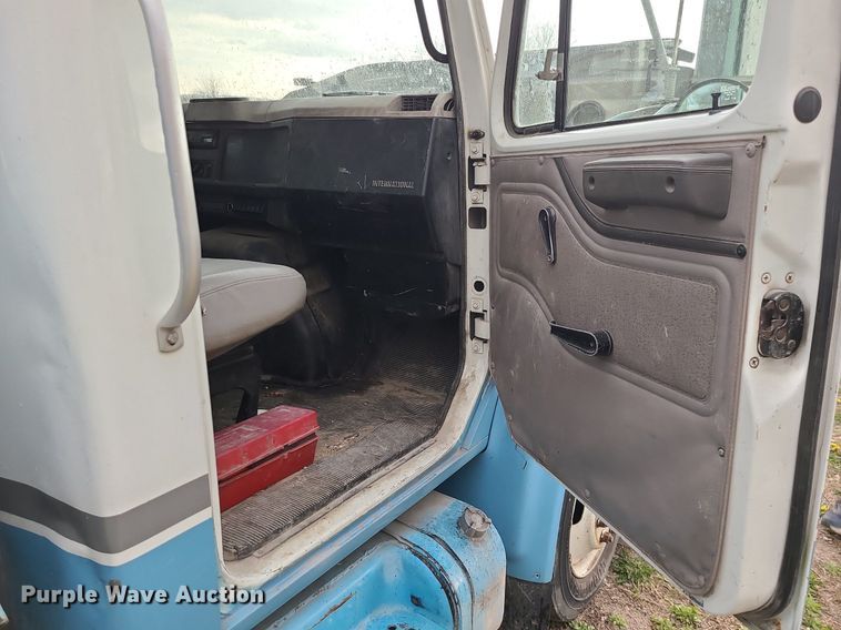 image for item MX9616 1999 International 4700  truck cab and chassis with crane