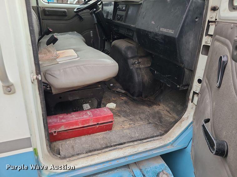 image for item MX9616 1999 International 4700  truck cab and chassis with crane