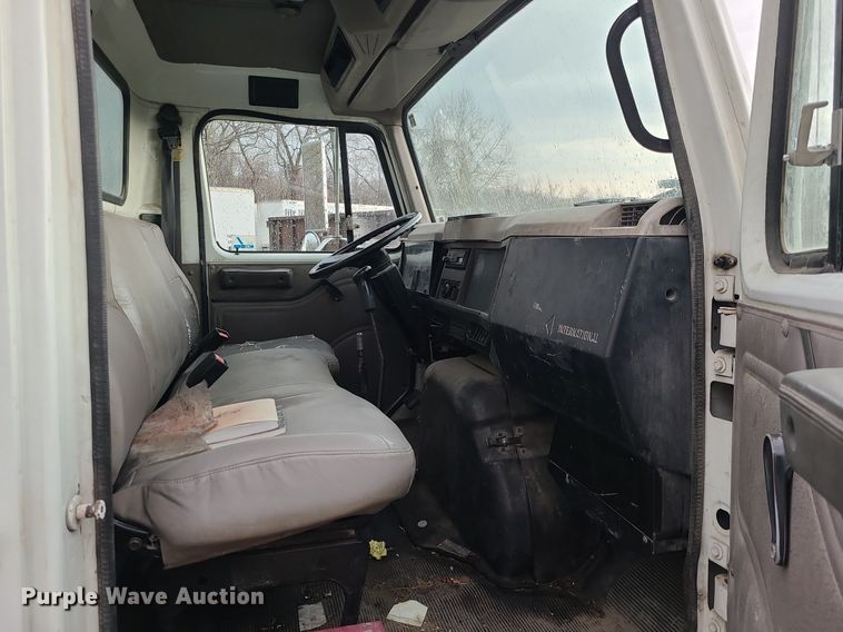 image for item MX9616 1999 International 4700  truck cab and chassis with crane