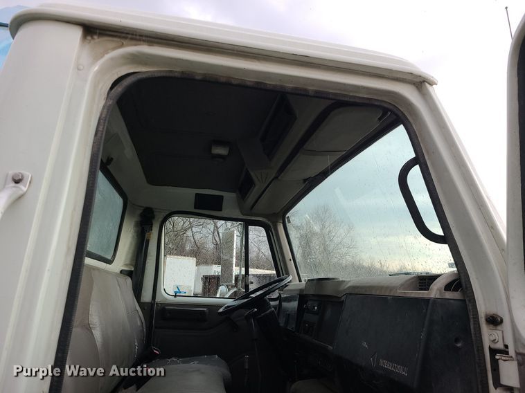 image for item MX9616 1999 International 4700  truck cab and chassis with crane