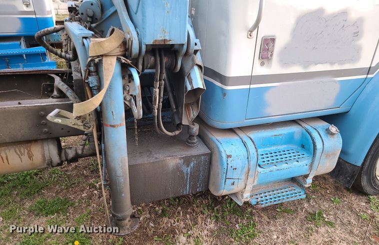 image for item MX9616 1999 International 4700  truck cab and chassis with crane