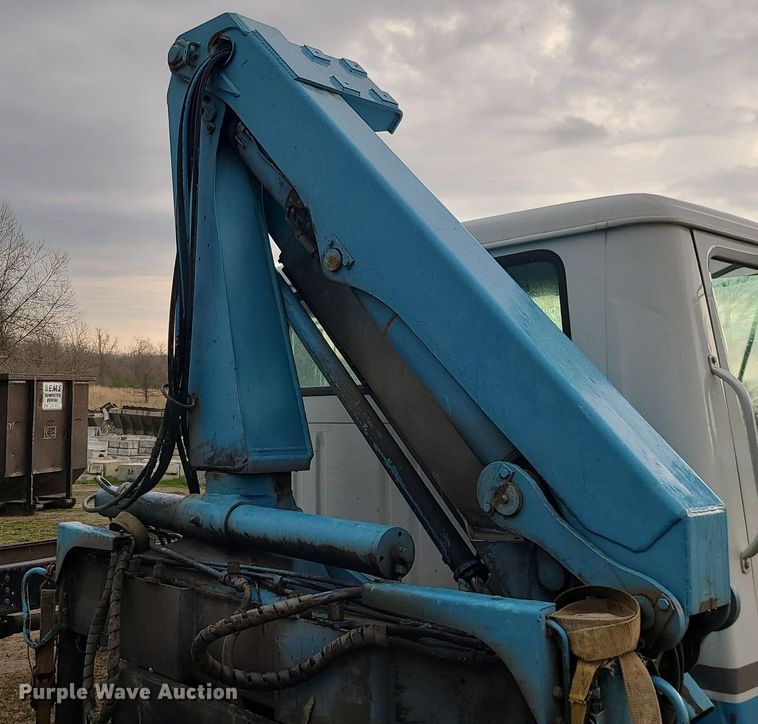 image for item MX9616 1999 International 4700  truck cab and chassis with crane