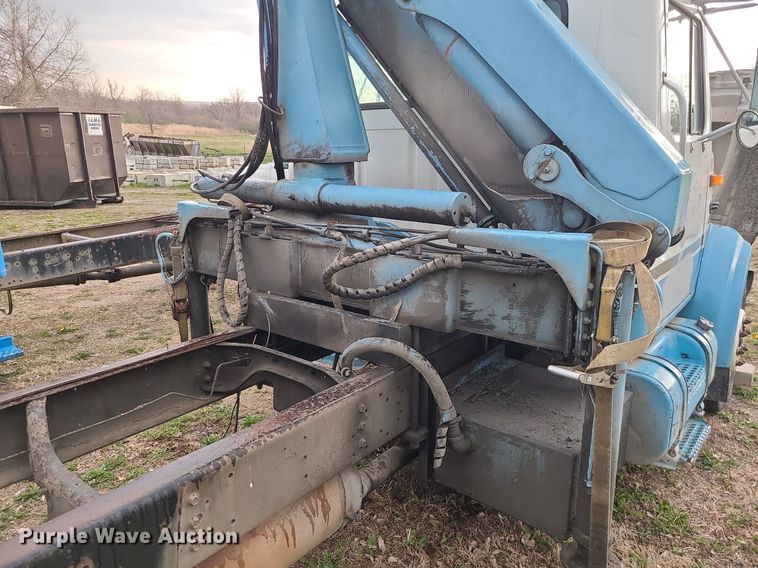 image for item MX9616 1999 International 4700  truck cab and chassis with crane