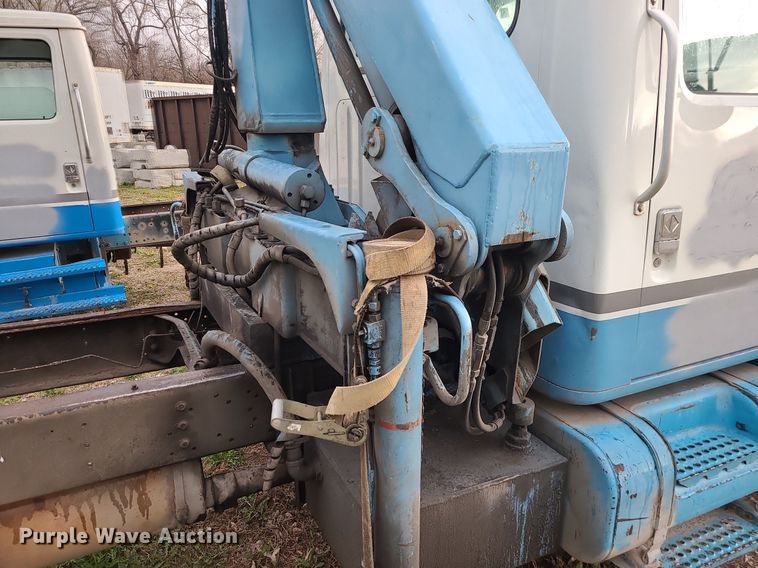 image for item MX9616 1999 International 4700  truck cab and chassis with crane