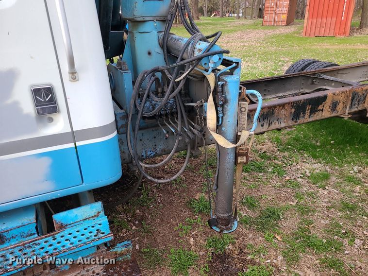 image for item MX9616 1999 International 4700  truck cab and chassis with crane