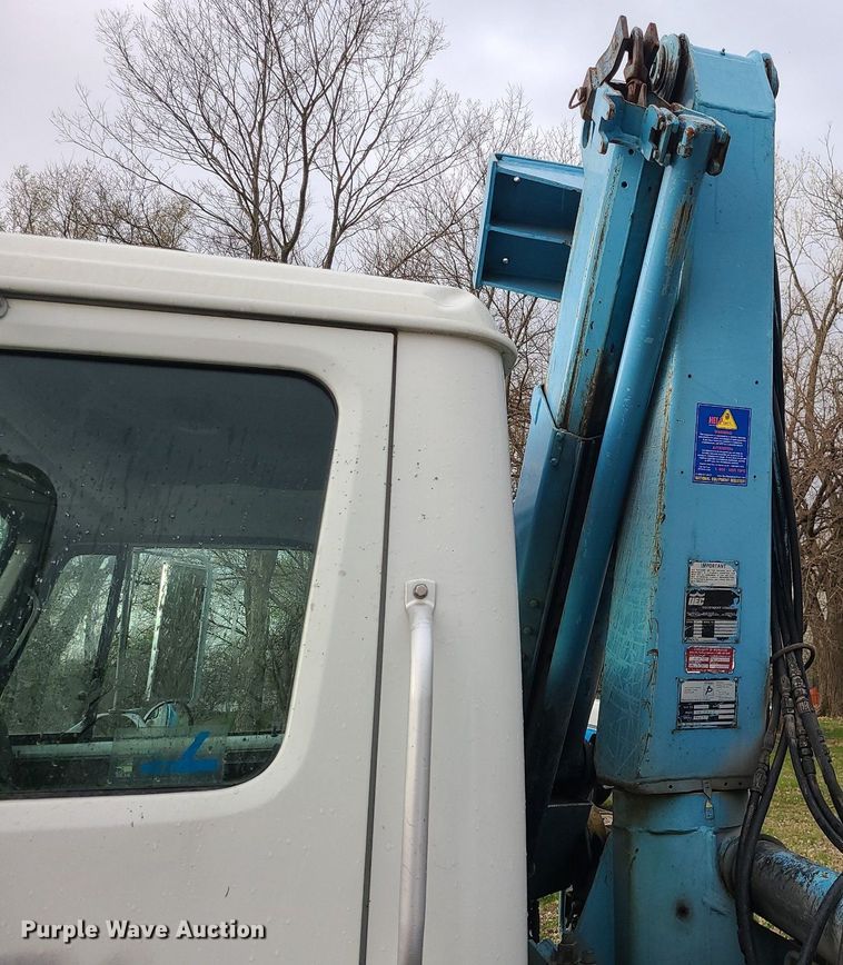 image for item MX9616 1999 International 4700  truck cab and chassis with crane