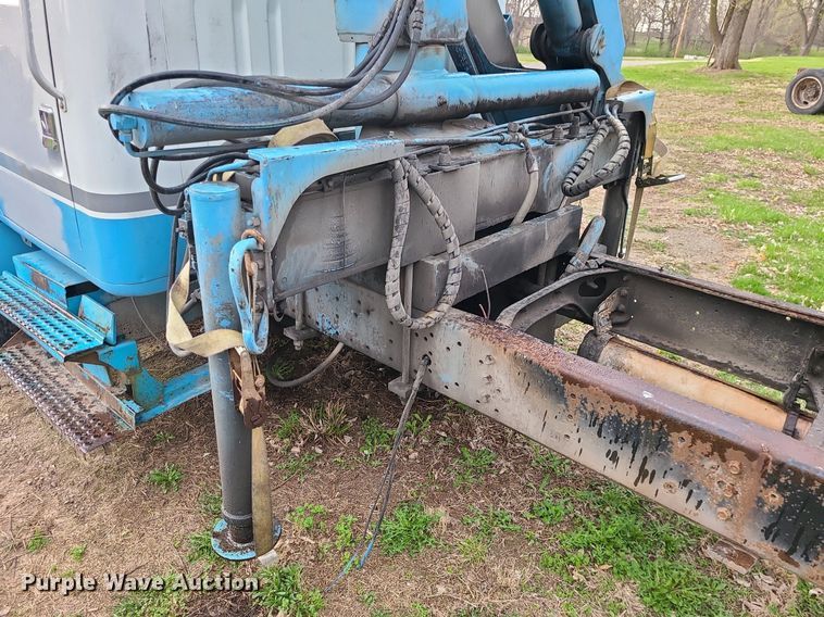 image for item MX9616 1999 International 4700  truck cab and chassis with crane