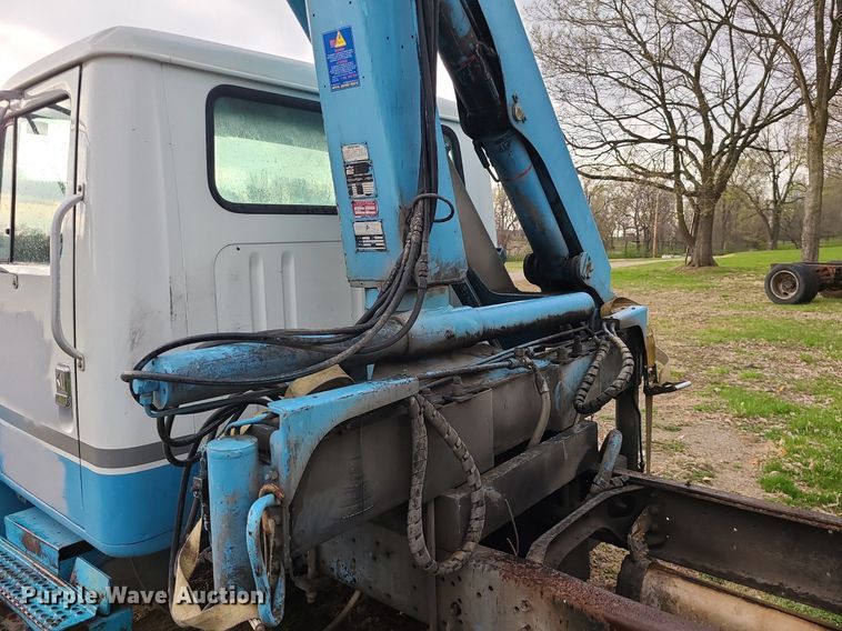 image for item MX9616 1999 International 4700  truck cab and chassis with crane