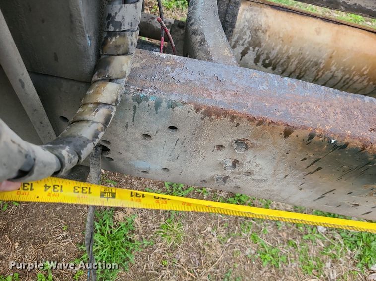 image for item MX9616 1999 International 4700  truck cab and chassis with crane