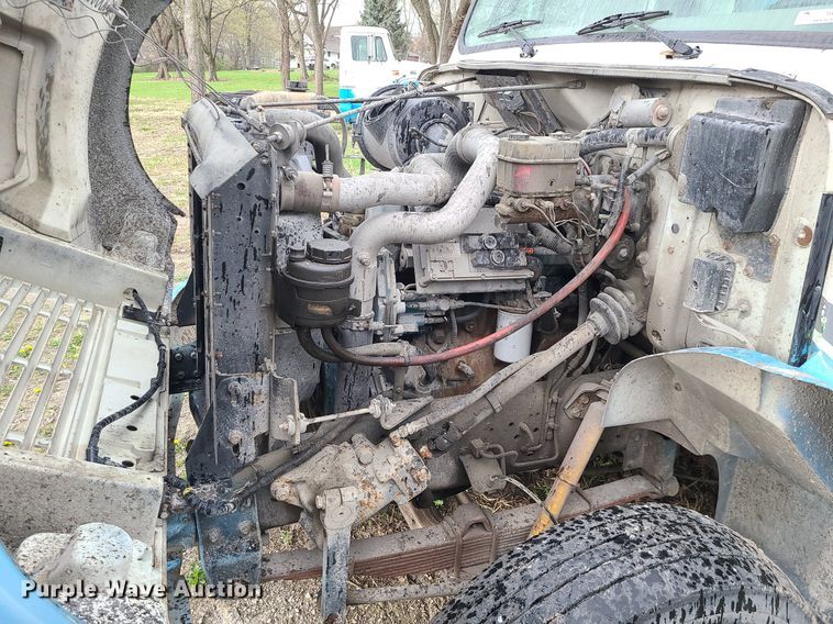 image for item MX9616 1999 International 4700  truck cab and chassis with crane