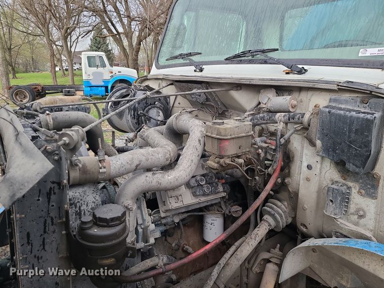 image for item MX9616 1999 International 4700  truck cab and chassis with crane