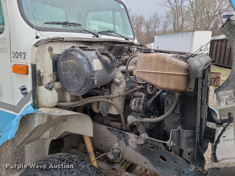 image for item MX9616 1999 International 4700  truck cab and chassis with crane