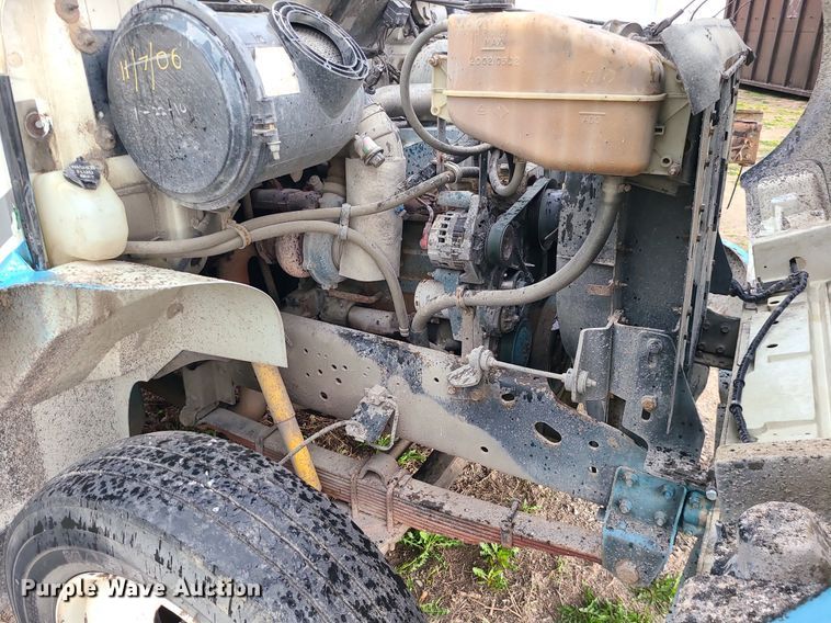 image for item MX9616 1999 International 4700  truck cab and chassis with crane