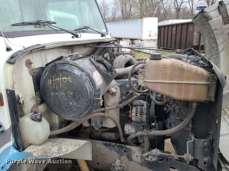 image for item MX9616 1999 International 4700  truck cab and chassis with crane