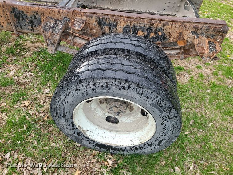 image for item MX9616 1999 International 4700  truck cab and chassis with crane