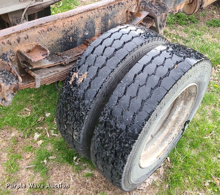 image for item MX9616 1999 International 4700  truck cab and chassis with crane