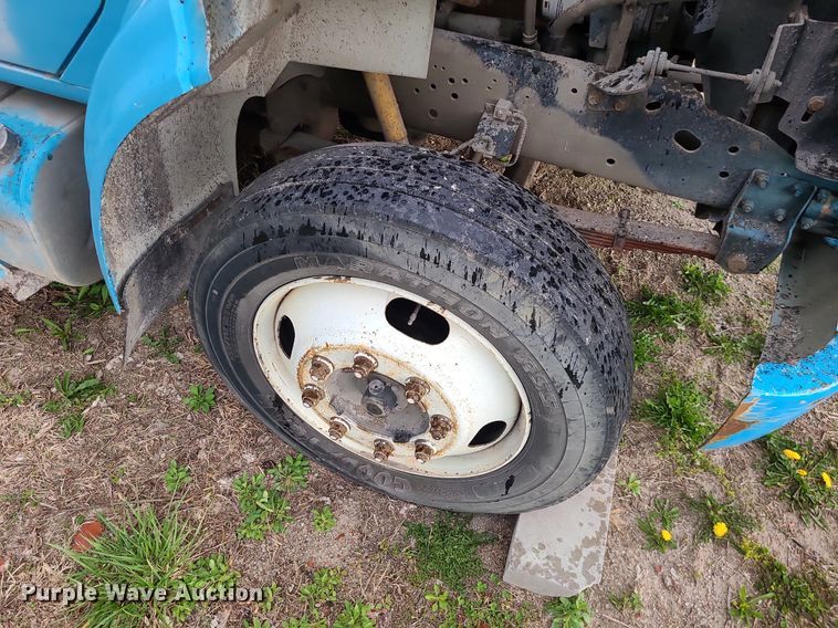 image for item MX9616 1999 International 4700  truck cab and chassis with crane