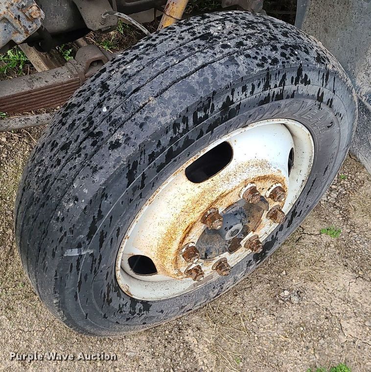 image for item MX9616 1999 International 4700  truck cab and chassis with crane