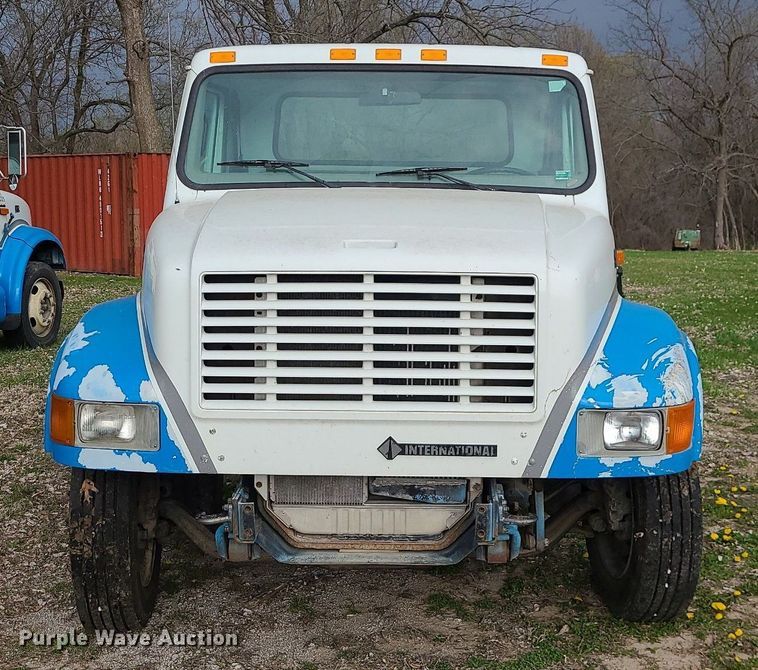 image for item MX9618 1999 International 4700  truck cab and chassis