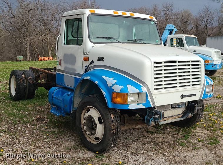 image for item MX9618 1999 International 4700  truck cab and chassis