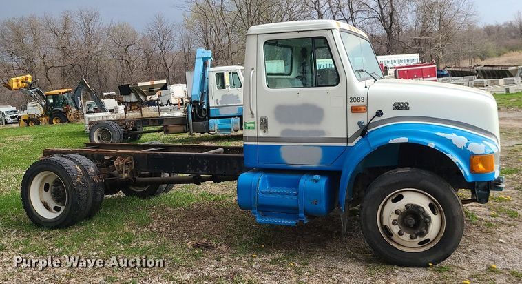 image for item MX9618 1999 International 4700  truck cab and chassis