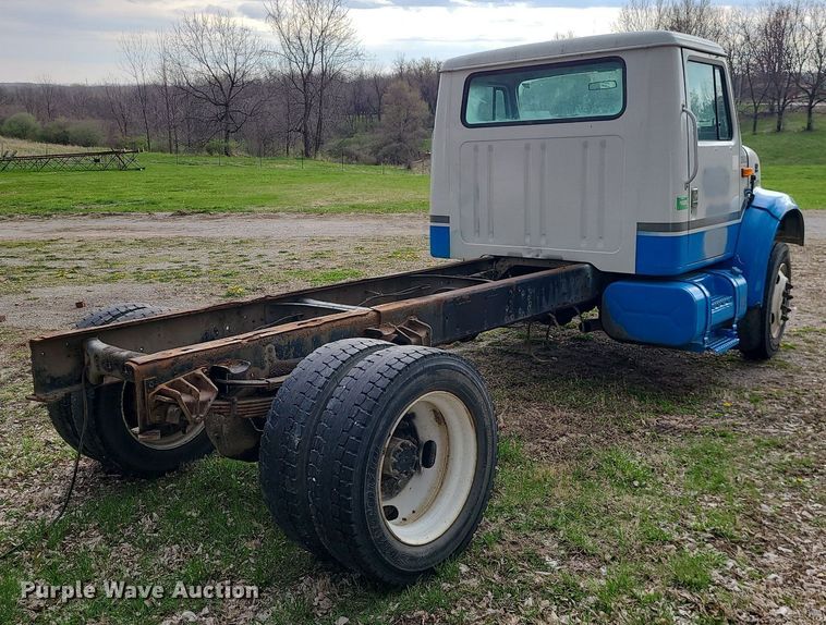 image for item MX9618 1999 International 4700  truck cab and chassis