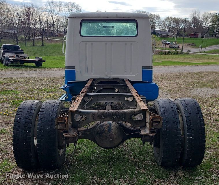 image for item MX9618 1999 International 4700  truck cab and chassis