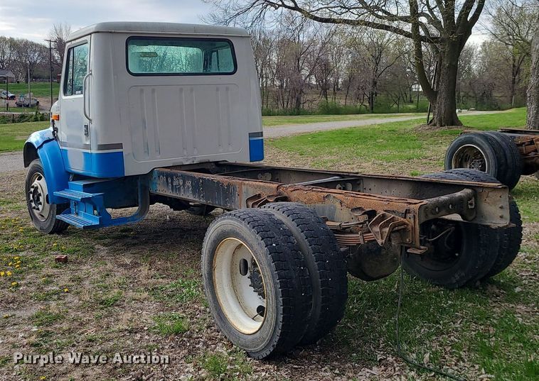 image for item MX9618 1999 International 4700  truck cab and chassis