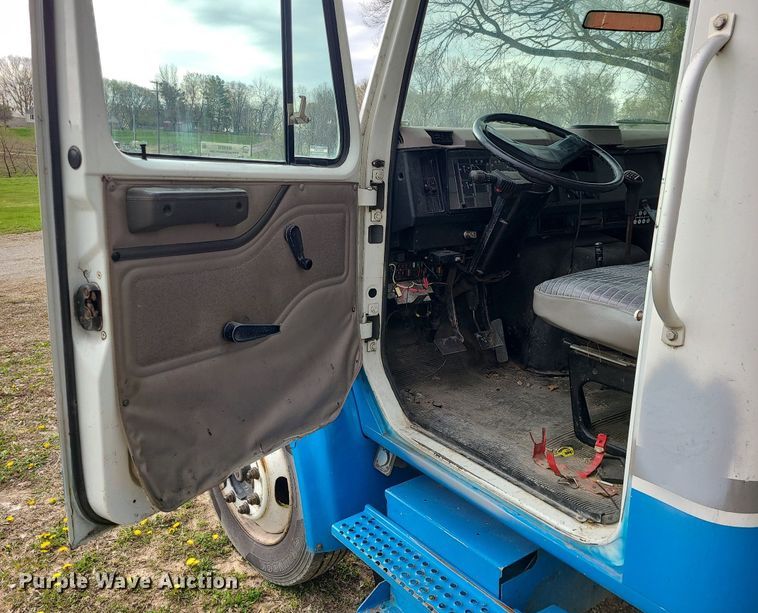 image for item MX9618 1999 International 4700  truck cab and chassis