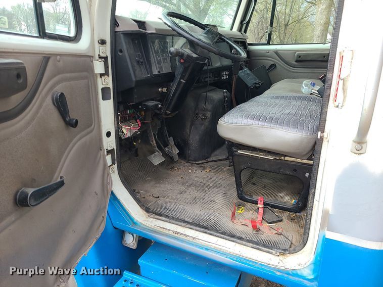 image for item MX9618 1999 International 4700  truck cab and chassis