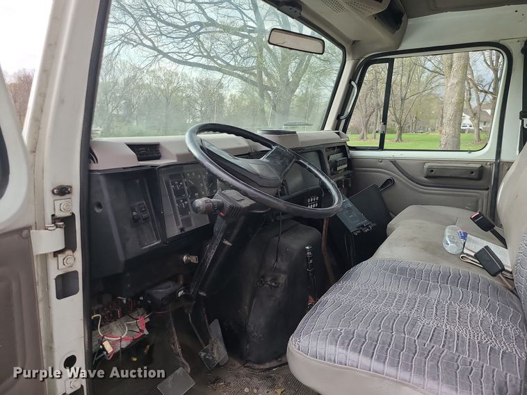 image for item MX9618 1999 International 4700  truck cab and chassis