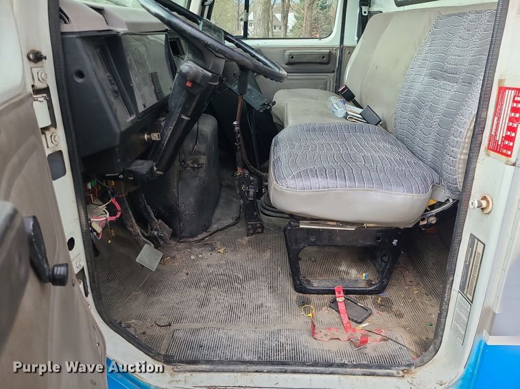 image for item MX9618 1999 International 4700  truck cab and chassis