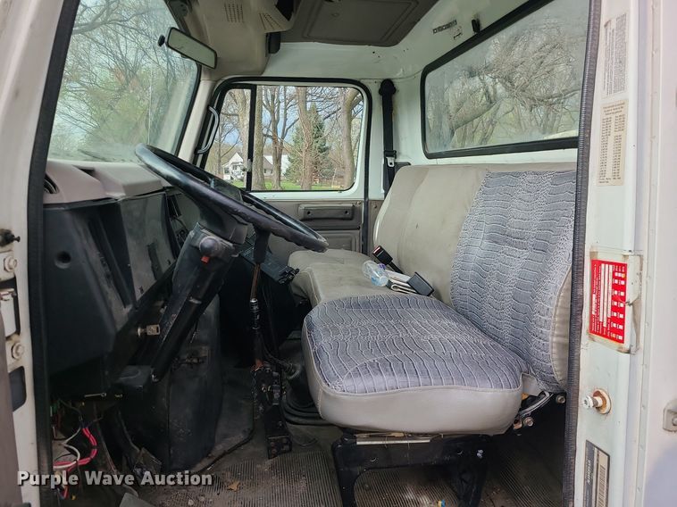 image for item MX9618 1999 International 4700  truck cab and chassis