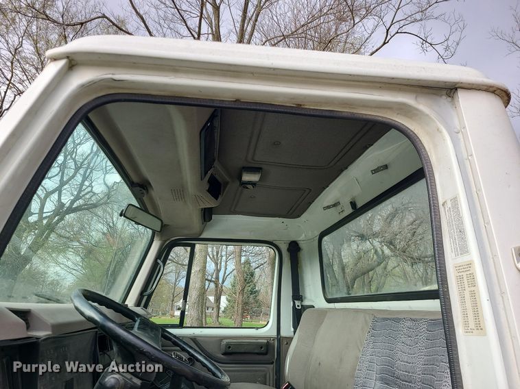 image for item MX9618 1999 International 4700  truck cab and chassis