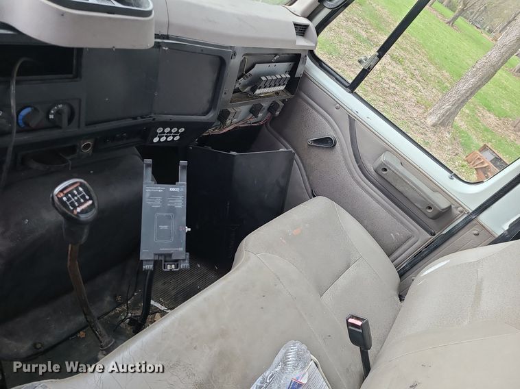 image for item MX9618 1999 International 4700  truck cab and chassis